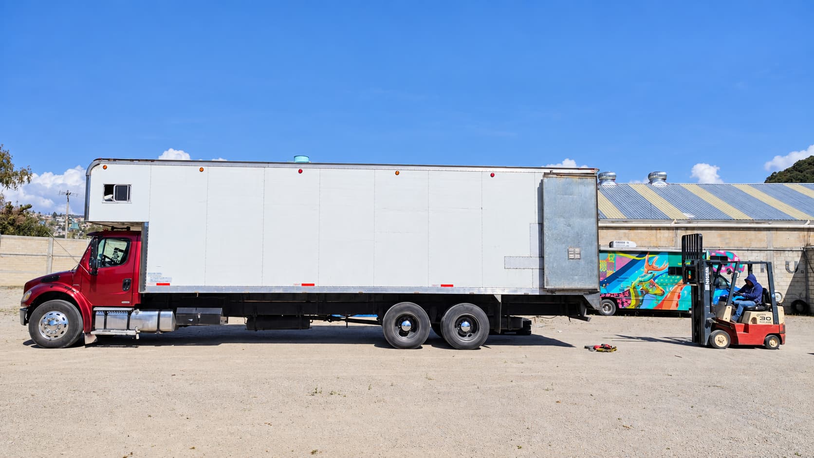 Unidad de transporte de carga con caja seca de El Caminante